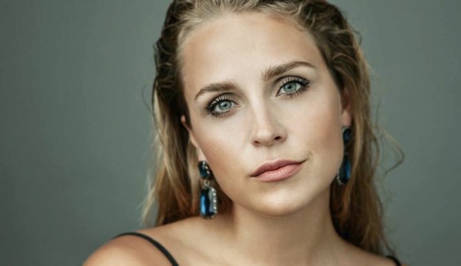 Актриса Елена Дудина