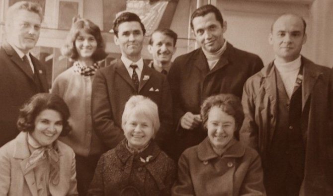 Александра Пахмутова, Роберт Рождественский и Николай Добронравов (справа)