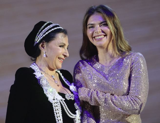 Алина блеснула на публике королевским нарядом