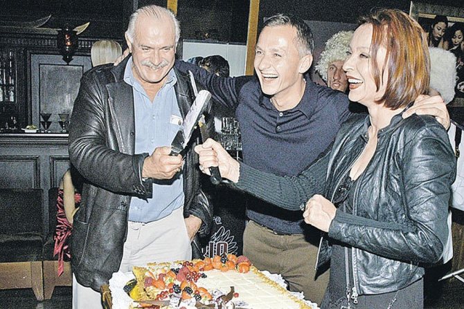 Анастасия Вертинская говорит, что Никита Михалков всегда был поклонником ее кухни. Слева от нее