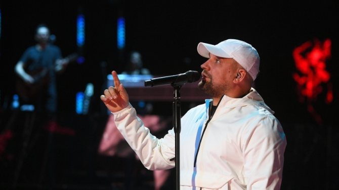 'Баста (Василий Вакуленко) во время выступления на церемонии награждения премии