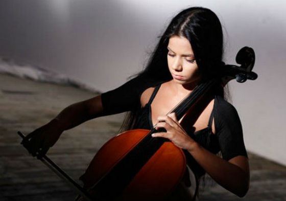 Бьянка виртуозно играет на виолончели