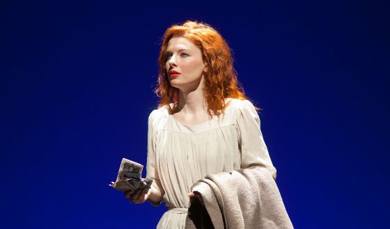 Эмилия Спивак на сцене театра