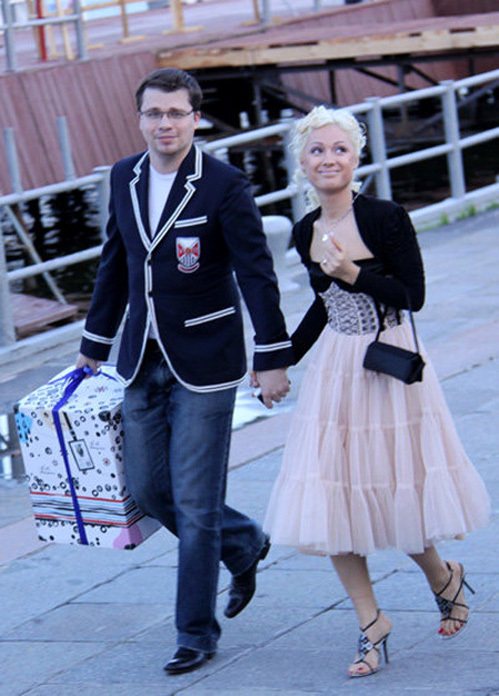 Гарик ХАРЛАМОВ с женой Юлей (фото Бориса КУДРЯВОВА)