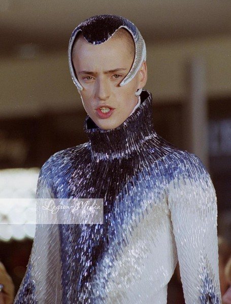 Костюмы исполнителя только усиливали интригу