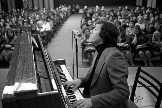 Молодой Александр Морозов за пианино