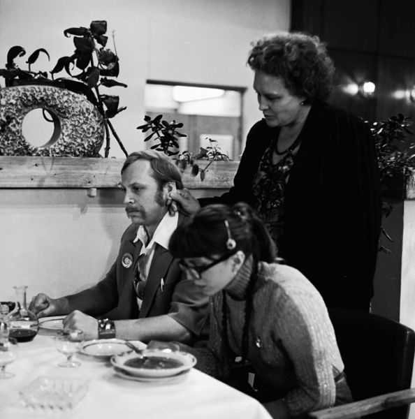 Народная артистка СССР Нонна Мордюкова в роли матери, Юрий Богатырёв в роли Стаса и Лариса Кузнецова в роли подруги Стаса в фильме Никиты Михалкова «Родня» (1981).