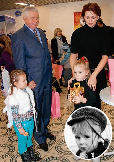 Посмотрев на фотографии Женечки из «Олимпийского», куда её мама Юля пришла с другом Алексеем МУХИНЫМ, мы поразились сходству дочки Александра Гавриловича с папой (на фото в круге АБДУЛОВУ пять лет)