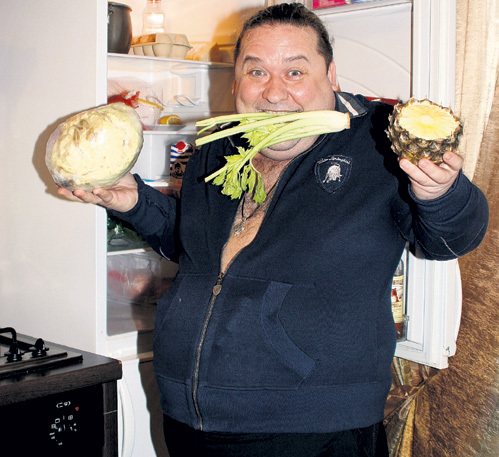 В пост в холодильнике у Саши можно найти только капусту и ананас