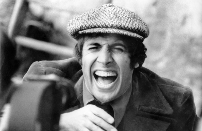 Веселый Адриано Челентано с неподражаемым смехом и улыбкой