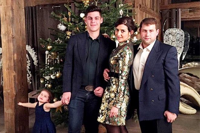 Жасмин с мужем и детьми